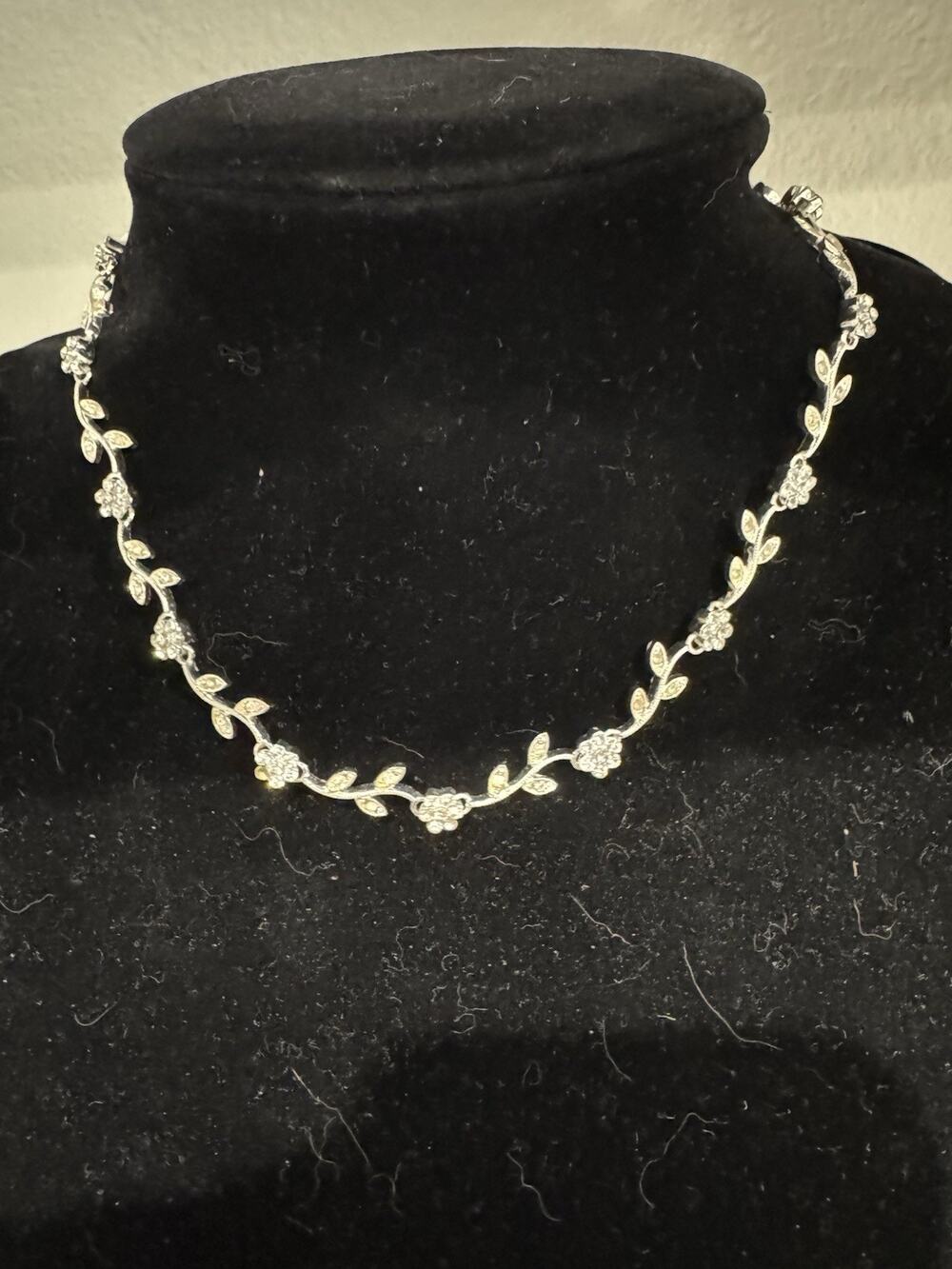 Beautiful Romantic Necklace & Earrings Set Roses & Vines Silver Tone